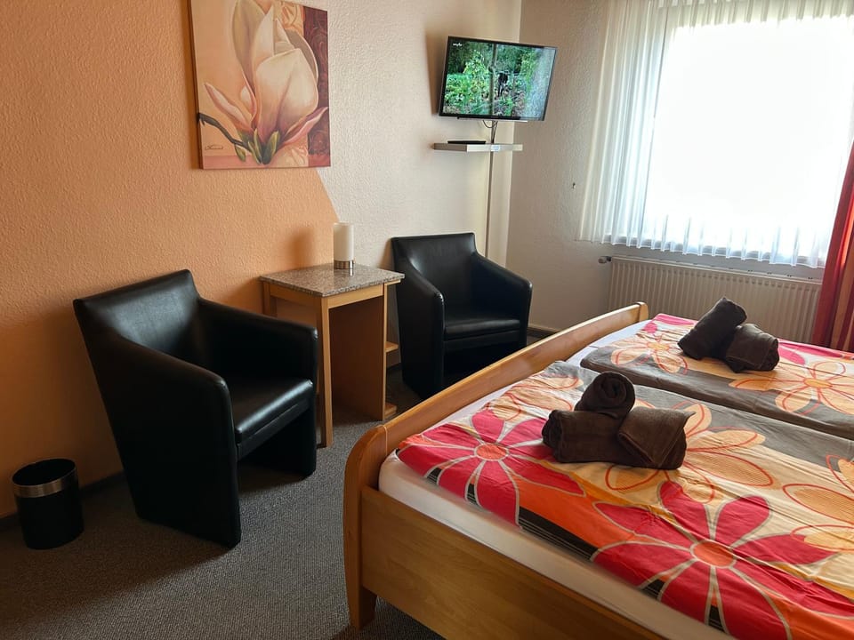 Bed, Photo of the whole room, Seating area