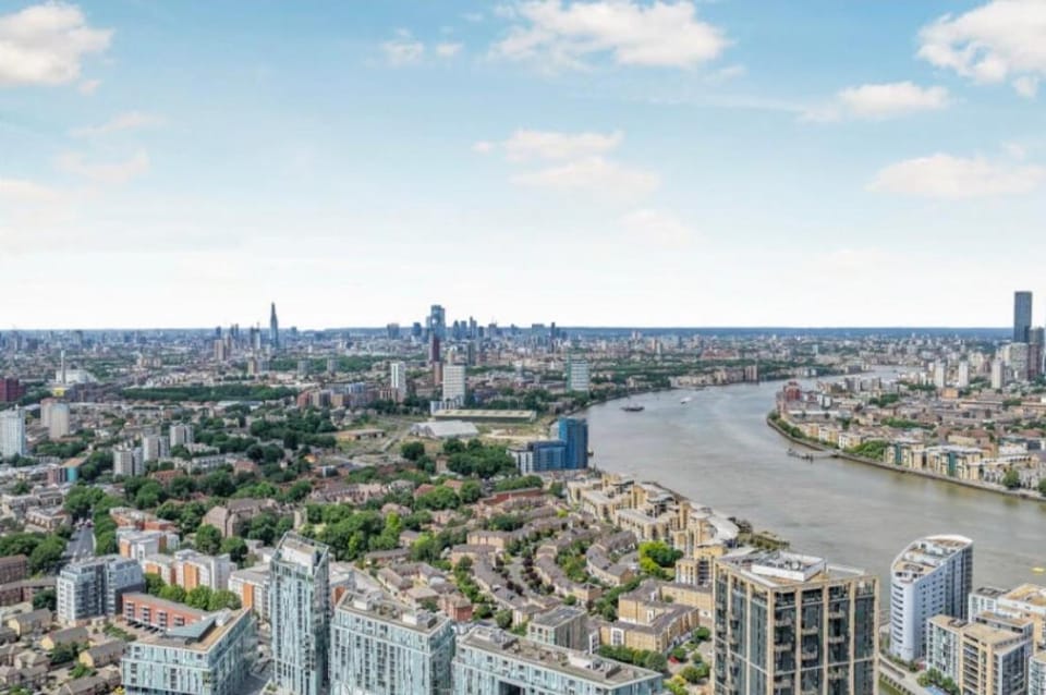 2 Bed Penthouse Private Balcony SE10 9FW Apartment in London Borough of Lewisham