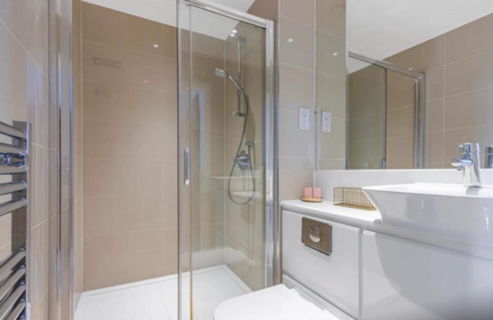 2 Bed Penthouse Private Balcony SE10 9FW Apartment in London Borough of Lewisham