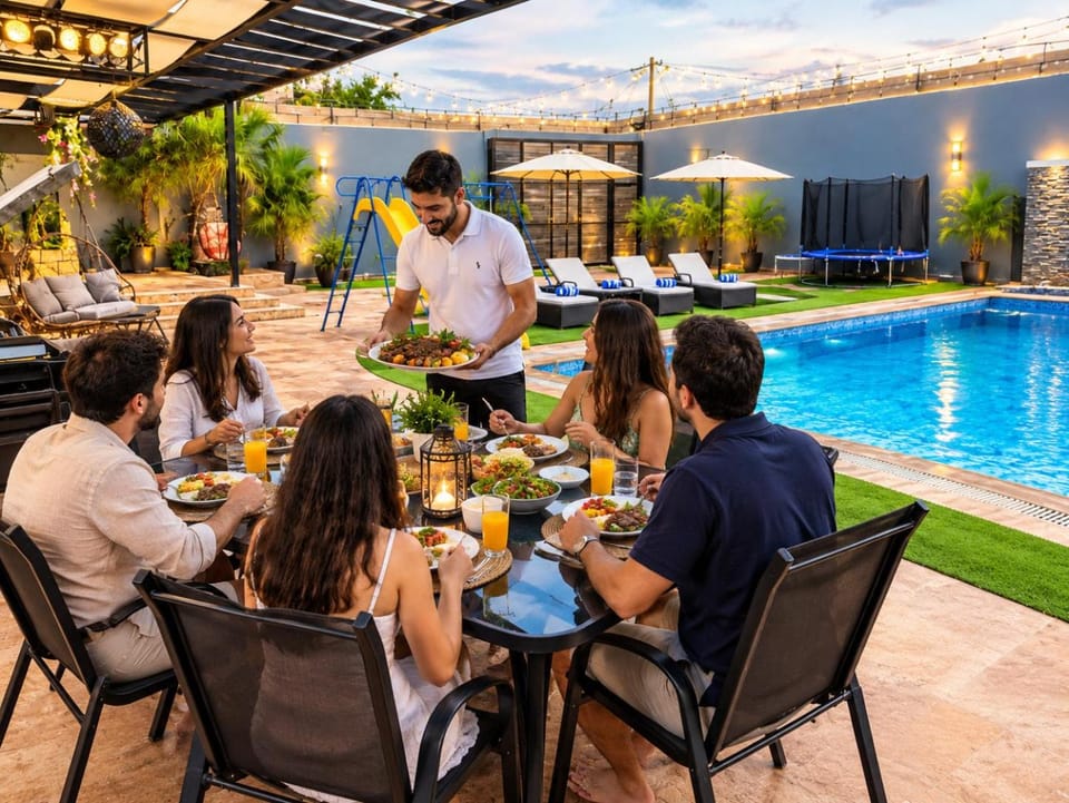 Restaurant/places to eat, Food and drinks, Banquet/Function facilities, group of guests
