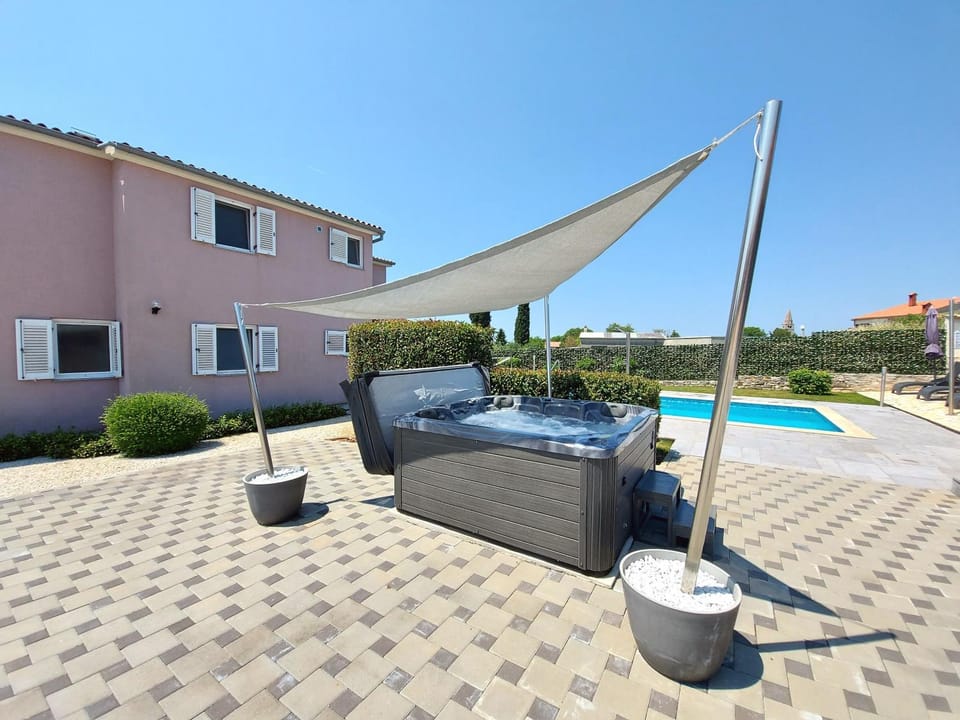 Property building, Hot Tub, Swimming pool