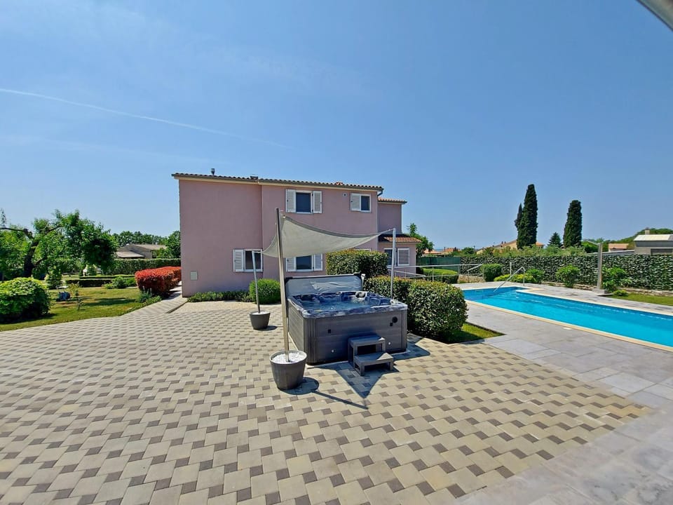 Property building, Patio, Hot Tub, Swimming pool, Inner courtyard view