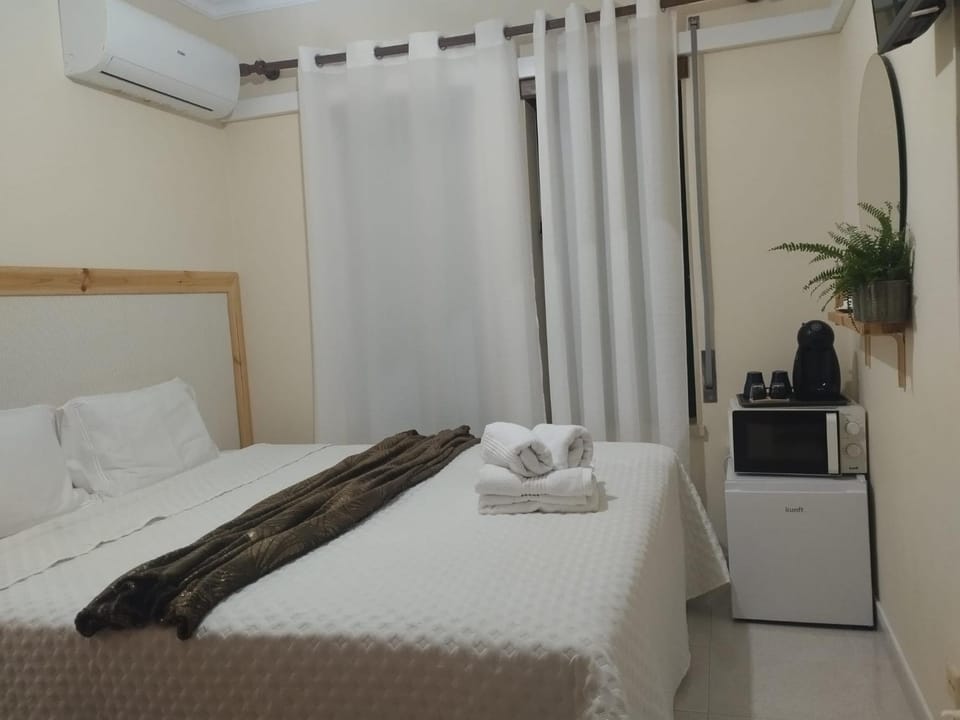 Bed, Bedroom, towels