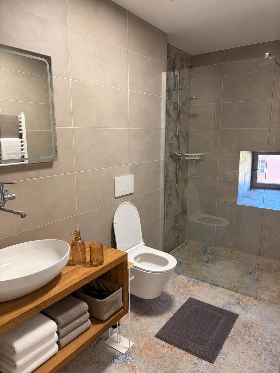 Shower, Toilet, Bathroom, towels