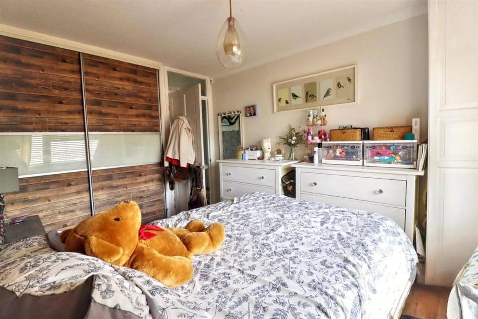 Mullion Splits Light Apartment in Leicester