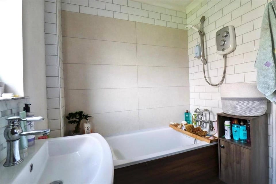 Mullion Splits Light Apartment in Leicester