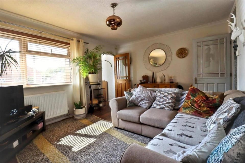 Mullion Splits Light Apartment in Leicester