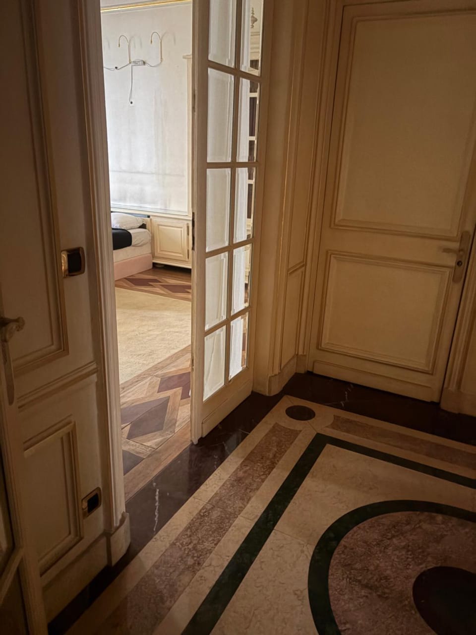 Suite Royale Montaigne Apartment in Paris