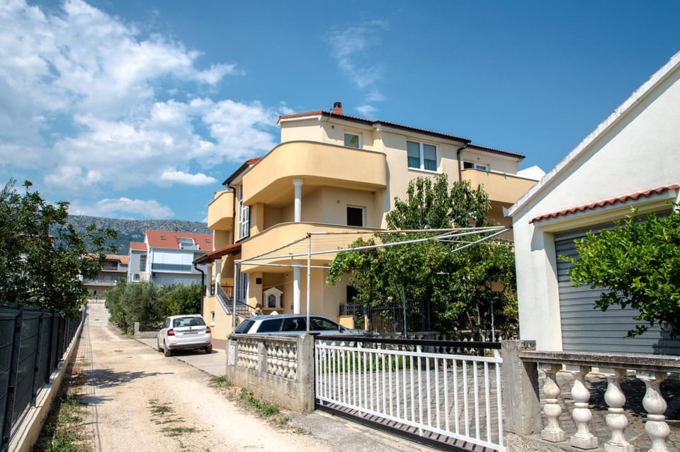 Property logo or sign, Garden, Lobby or reception, Decorative detail, Logo/Certificate/Sign, Text overlay, Seasons, Time of day, Location, Certificate/Award