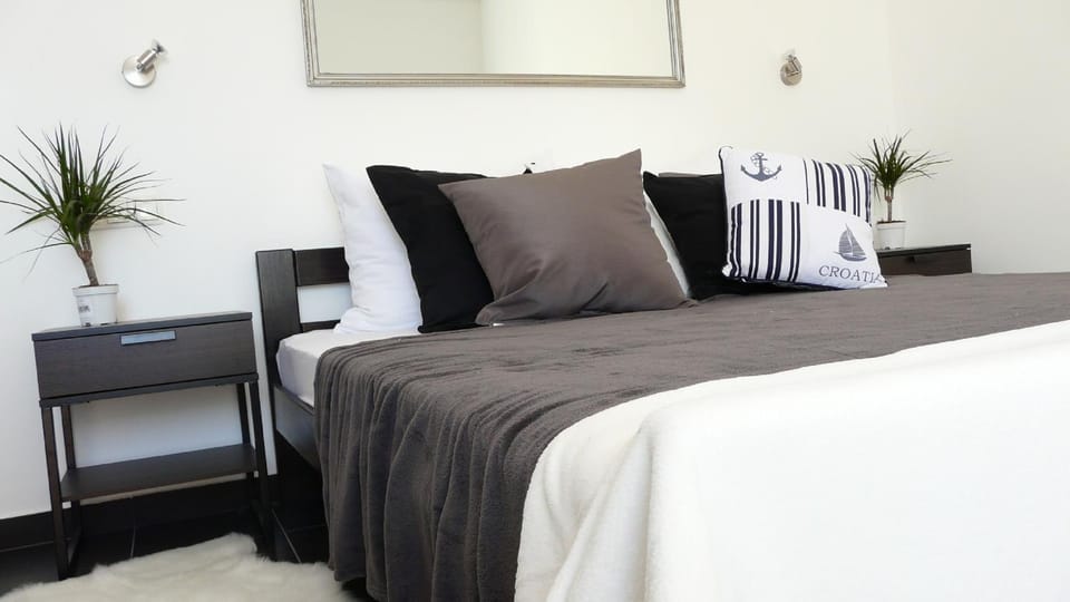Bed, Photo of the whole room, Dining area, Bedroom