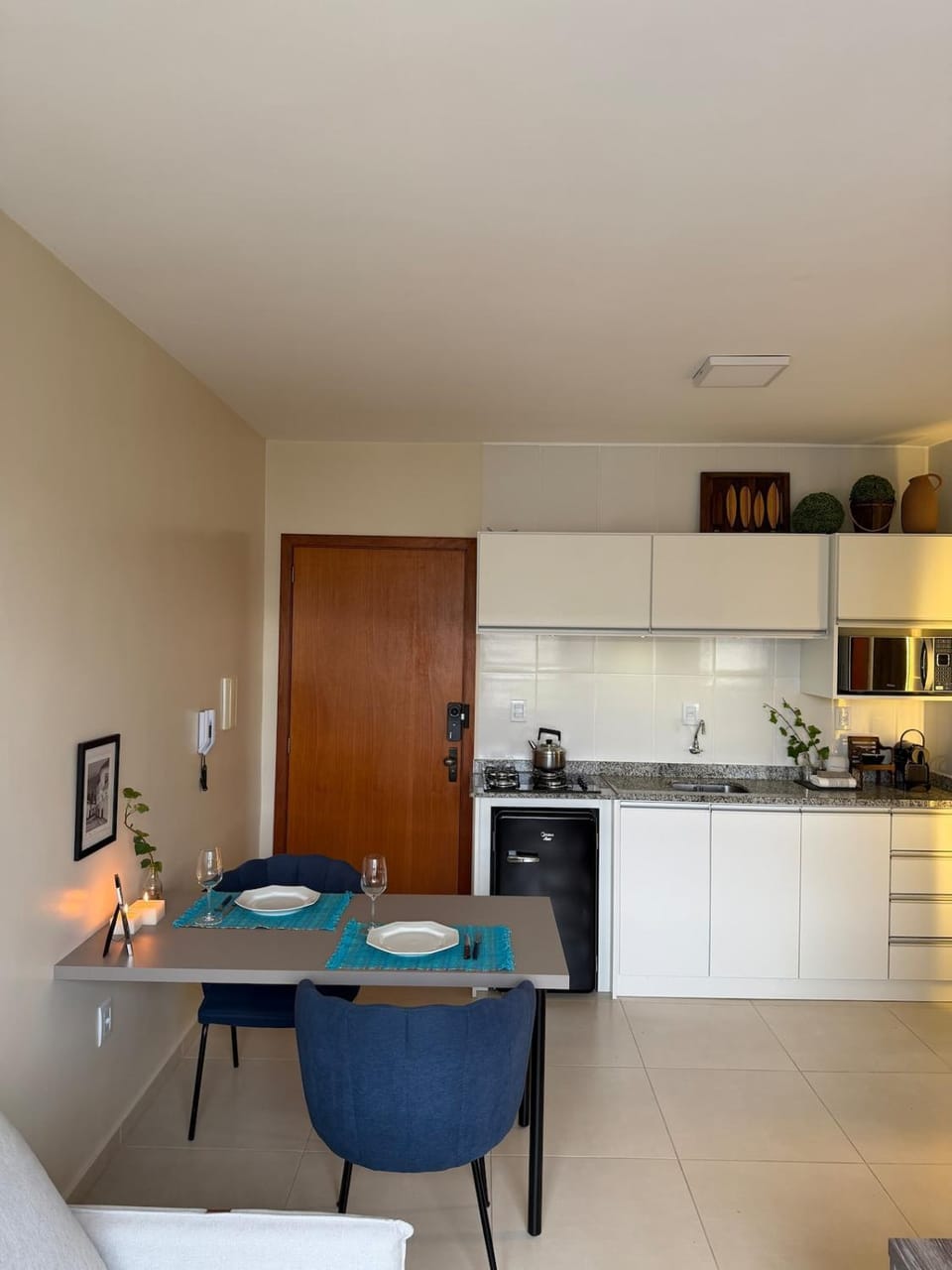 Kitchen or kitchenette, minibar, stove