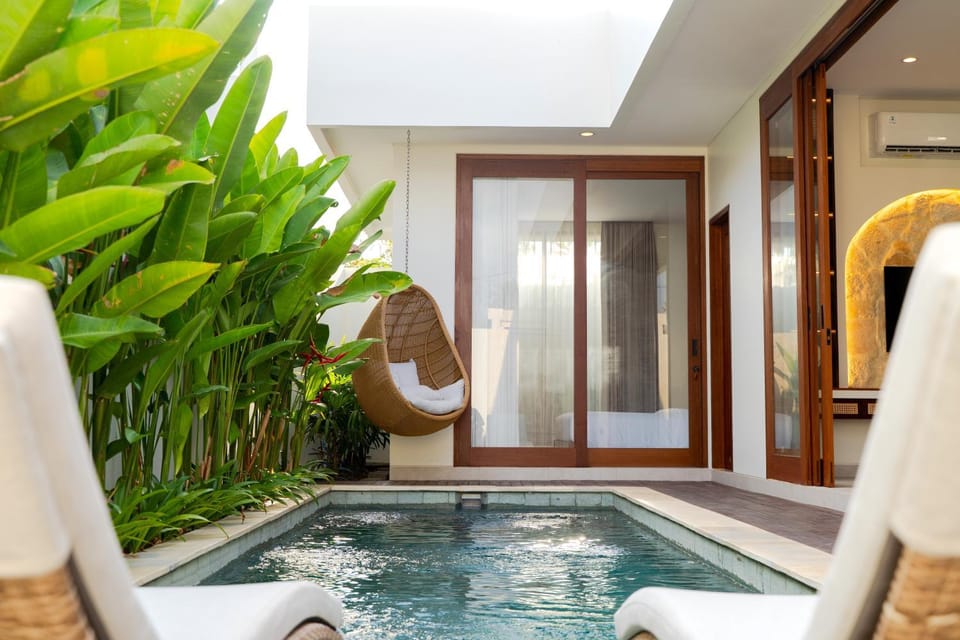 Pool view, Swimming pool, sunbed