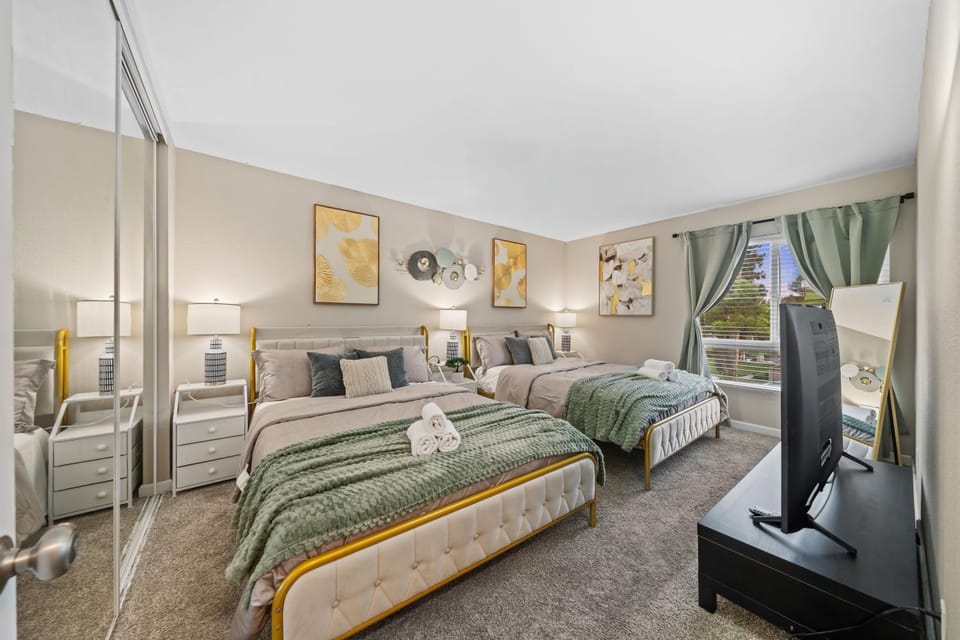 Entire Private Home with 3 Beds, Pool, Hot Tub, King Bed, 2 Parking in Mira Mesa, Available Now House in Mira Mesa
