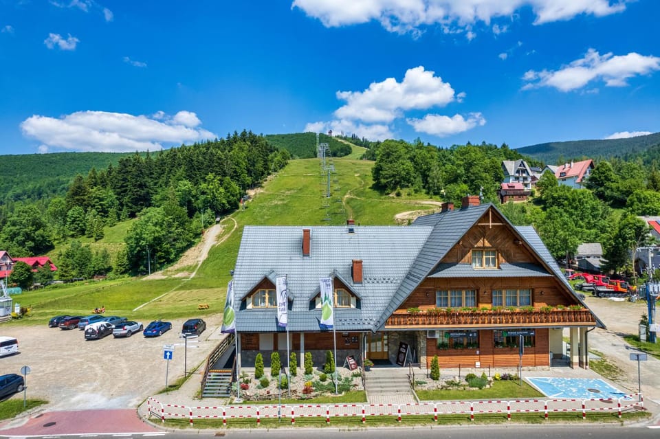 Property building, Neighbourhood, Natural landscape, Bird's eye view, Mountain view, Parking