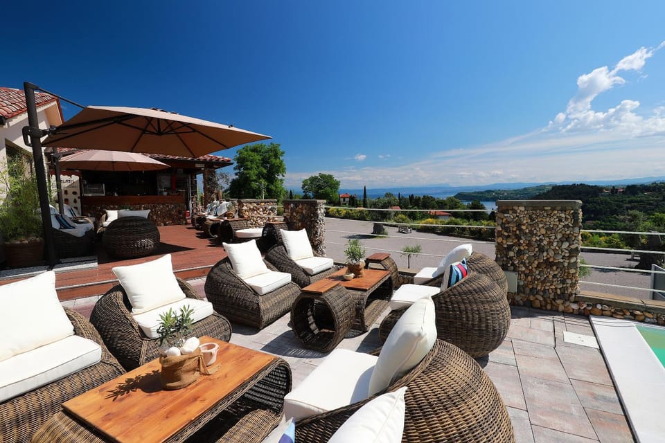 Patio, Lounge or bar