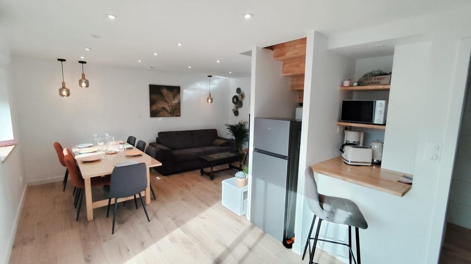 Kitchen or kitchenette, Living room, Seating area, Dining area