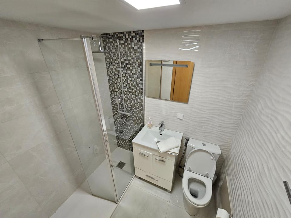 Shower, Toilet, Bathroom, towels