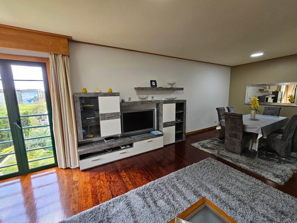 TV and multimedia, Living room, Seating area, Dining area