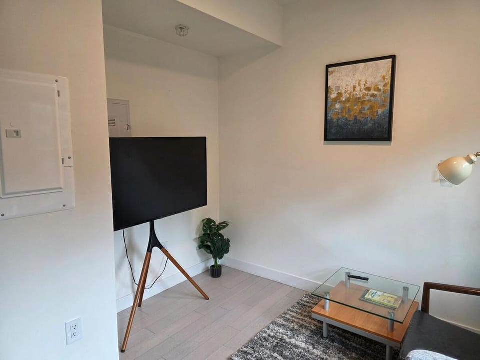 Stylish West End Penthouse - Room A Apartment in Vancouver