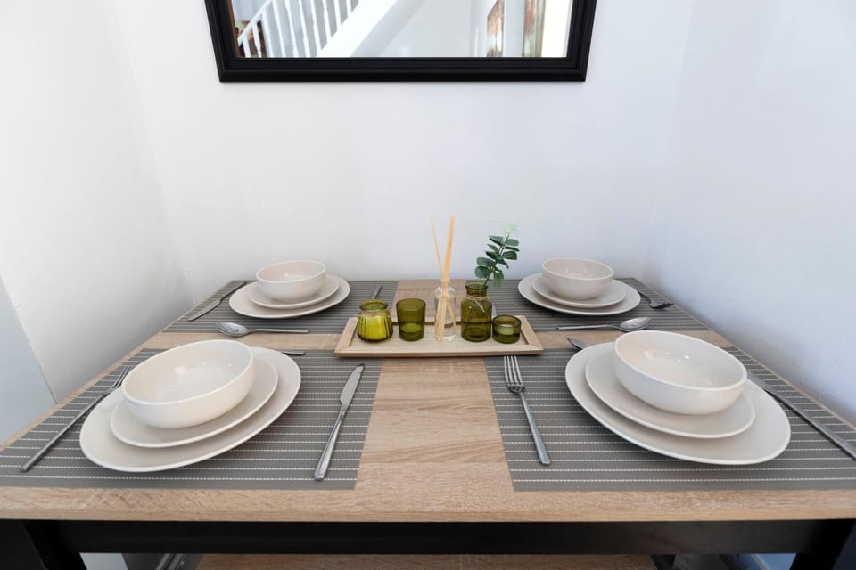 Living room, Food and drinks, Dining area, Food