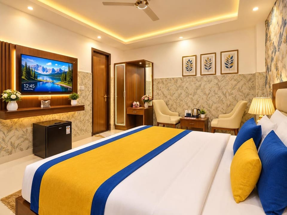 Bed, TV and multimedia, Photo of the whole room, Bedroom