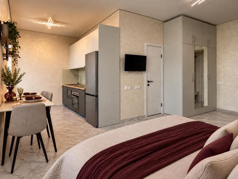 Bed, TV and multimedia, Kitchen or kitchenette, Living room, Photo of the whole room, Seating area, Dining area, Bedroom, oven, wardrobe