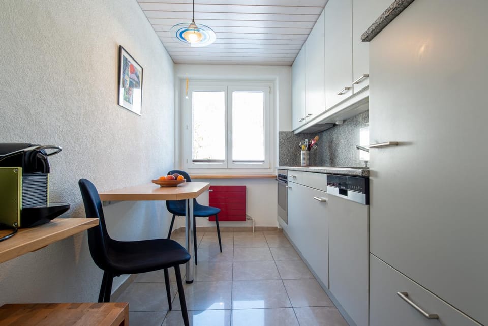 Kitchen or kitchenette, Dining area, stove