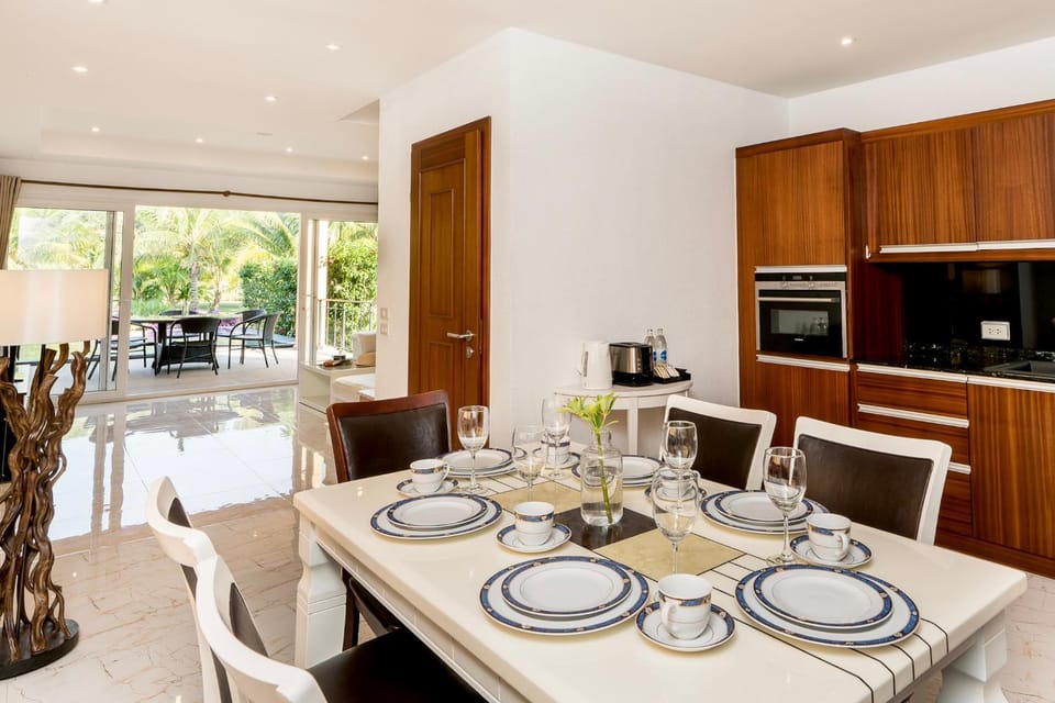 Toilet, TV and multimedia, Kitchen or kitchenette, Living room, Seating area, Dining area, Garden view, Pool view, furniture, internet, stove, toaster, kitchen, air conditioner