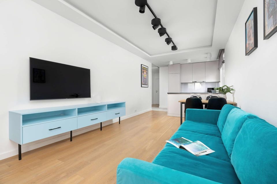 TV and multimedia, Living room, Seating area, Evening entertainment