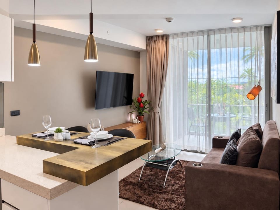 TV and multimedia, Living room, Seating area, Dining area