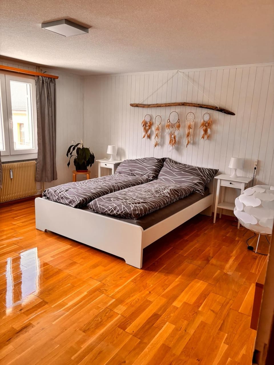 Bed, Photo of the whole room, Seating area, Bedroom