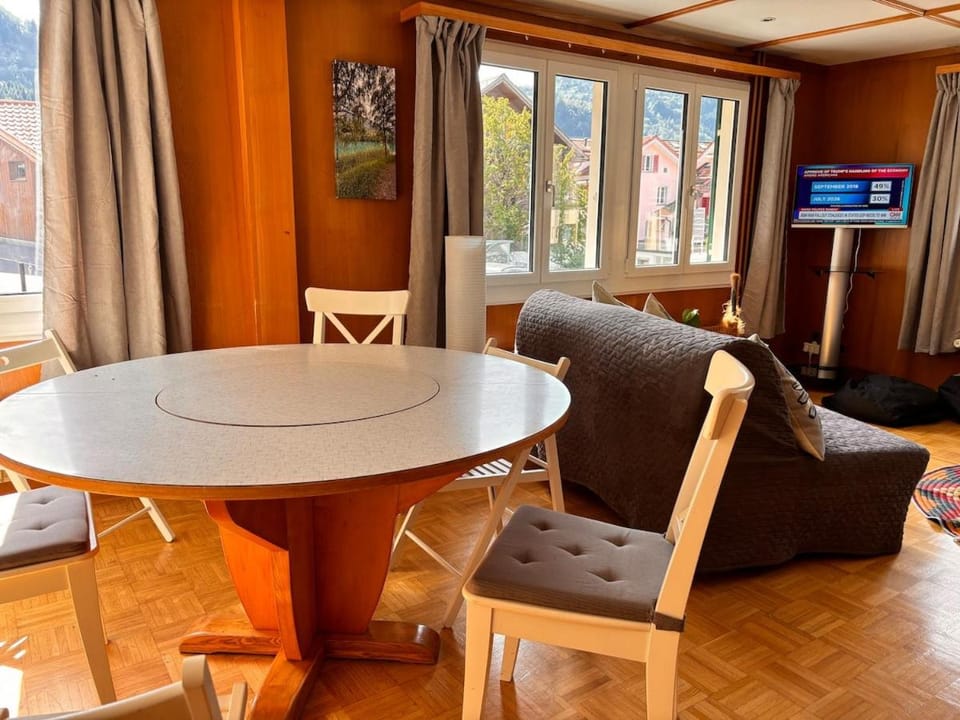 TV and multimedia, Living room, Seating area, Dining area