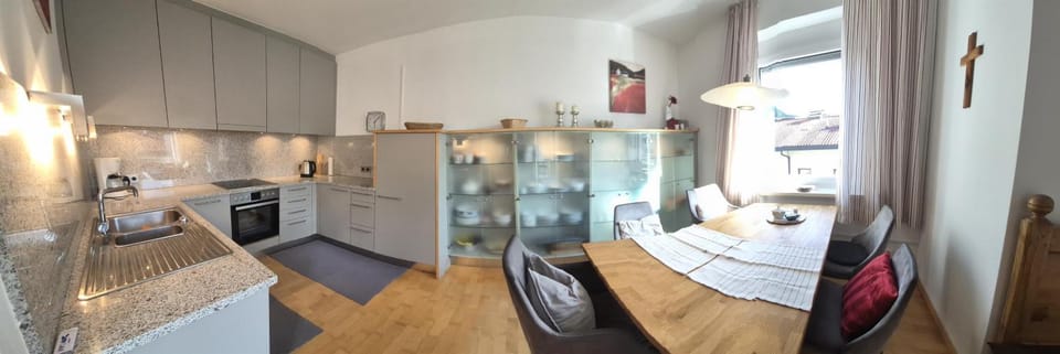 Kitchen or kitchenette, Dining area