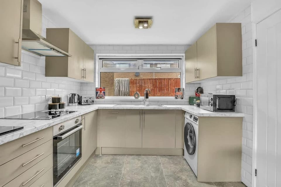 Newcastle Weekly & Monthly Offers, New 3 Bed House, Contractors, Families, Relocations Stays House in Newcastle upon Tyne