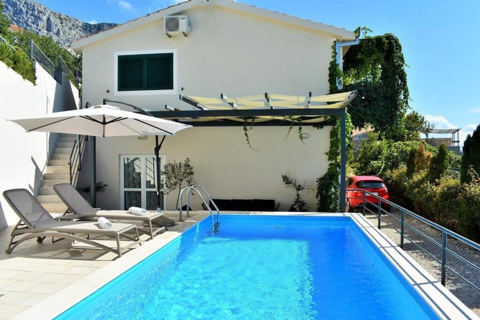 Property building, Mountain view, Pool view, Swimming pool, Parking, sunbed