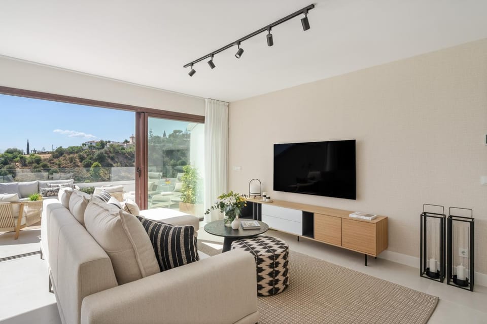 Communal lounge/ TV room, TV and multimedia, Living room, Seating area, Evening entertainment