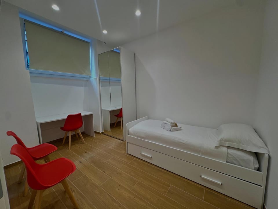 Bed, Photo of the whole room, Seating area, Bedroom
