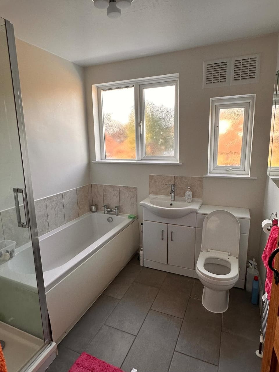 Whole House 5 min walk to Alliance Twickenham House in Isleworth