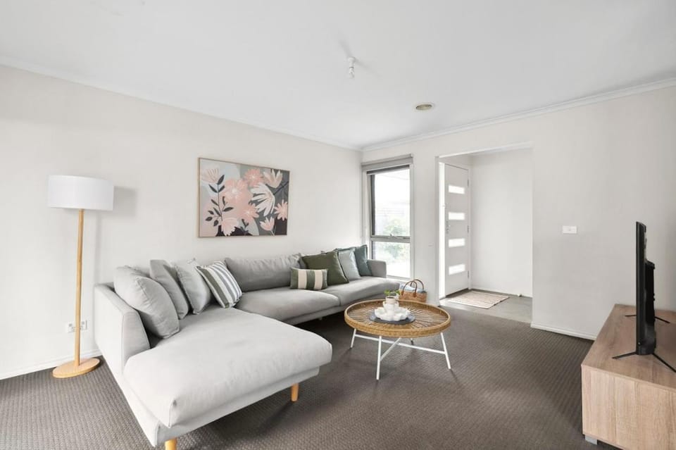 Geelong West 2BR with Garage walk to Pakington Street Villa in Geelong West