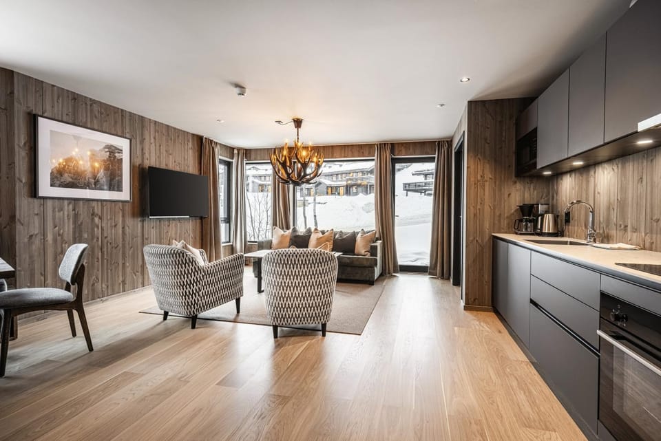 Coffee/tea facilities, Kitchen or kitchenette, Living room, Seating area, microwave, oven, stove