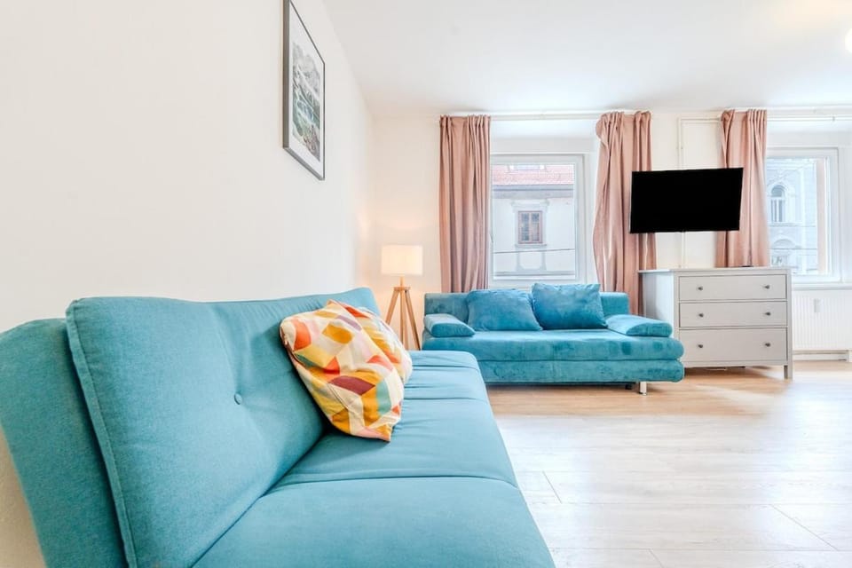 NOOR Colorful Central Studio Parking Option Apartment in Graz