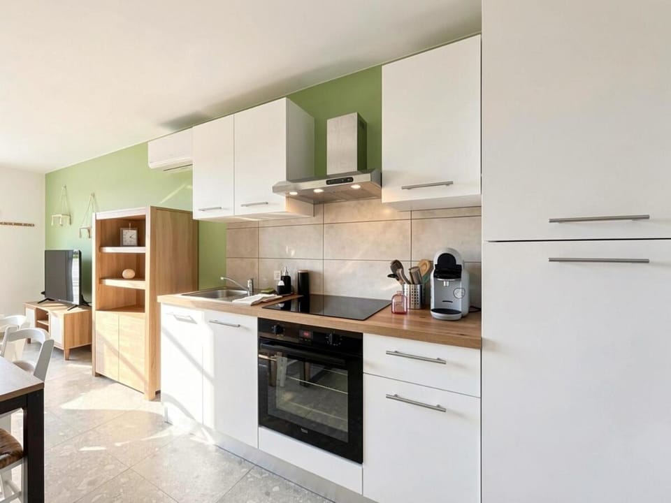 Coffee/tea facilities, Kitchen or kitchenette, oven, stove, toaster