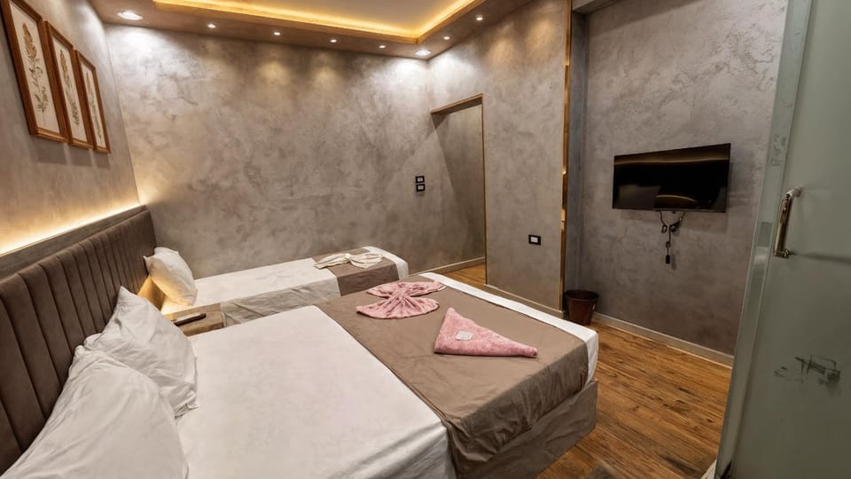 Bed, TV and multimedia, Photo of the whole room, Bedroom, towels