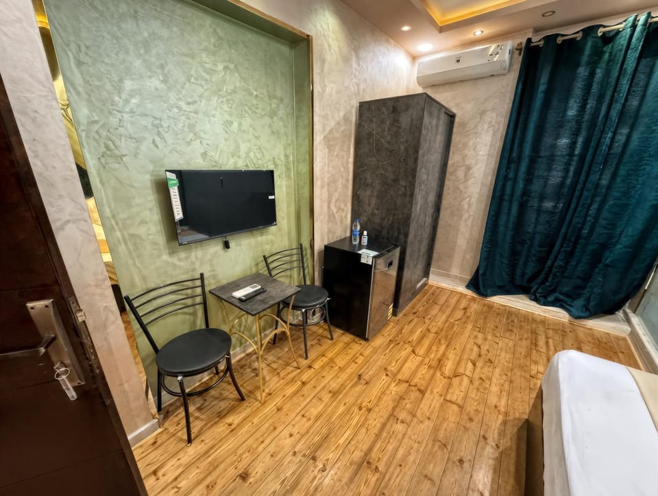 Communal lounge/ TV room, Bed, TV and multimedia, Photo of the whole room, Seating area, Bedroom