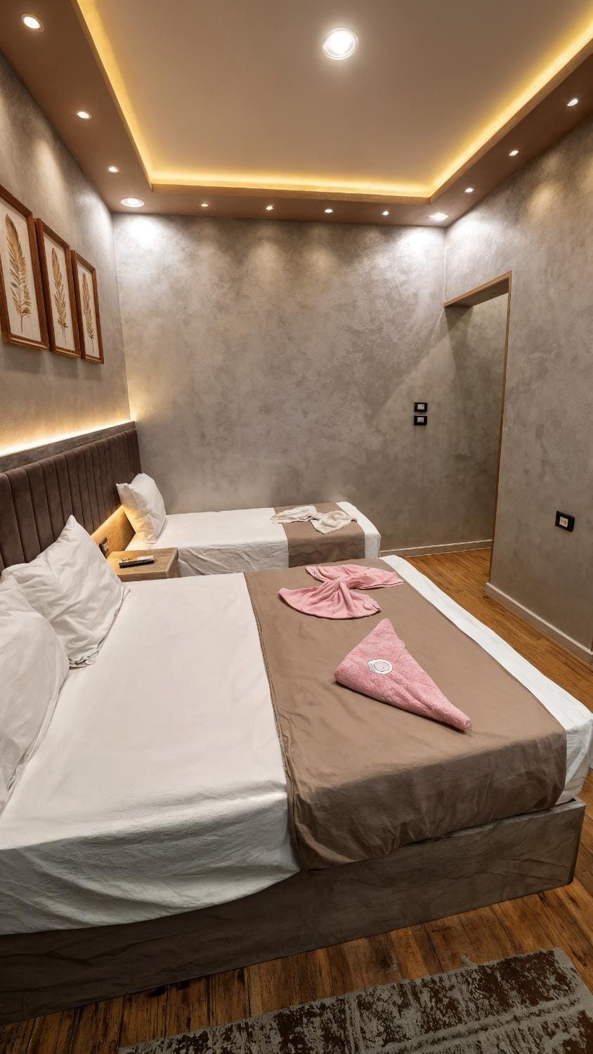 Property building, Bed, Photo of the whole room, Bedroom, Breakfast, towels