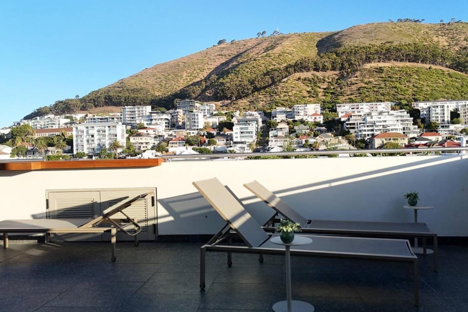 Elegant City Apartment in the Pink Landmark Apartment in Sea Point