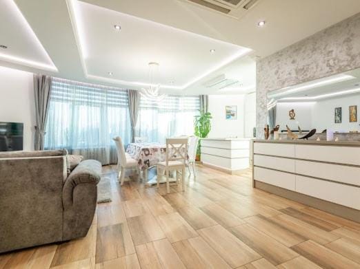 Coffee/tea facilities, Kitchen or kitchenette, Living room, Seating area