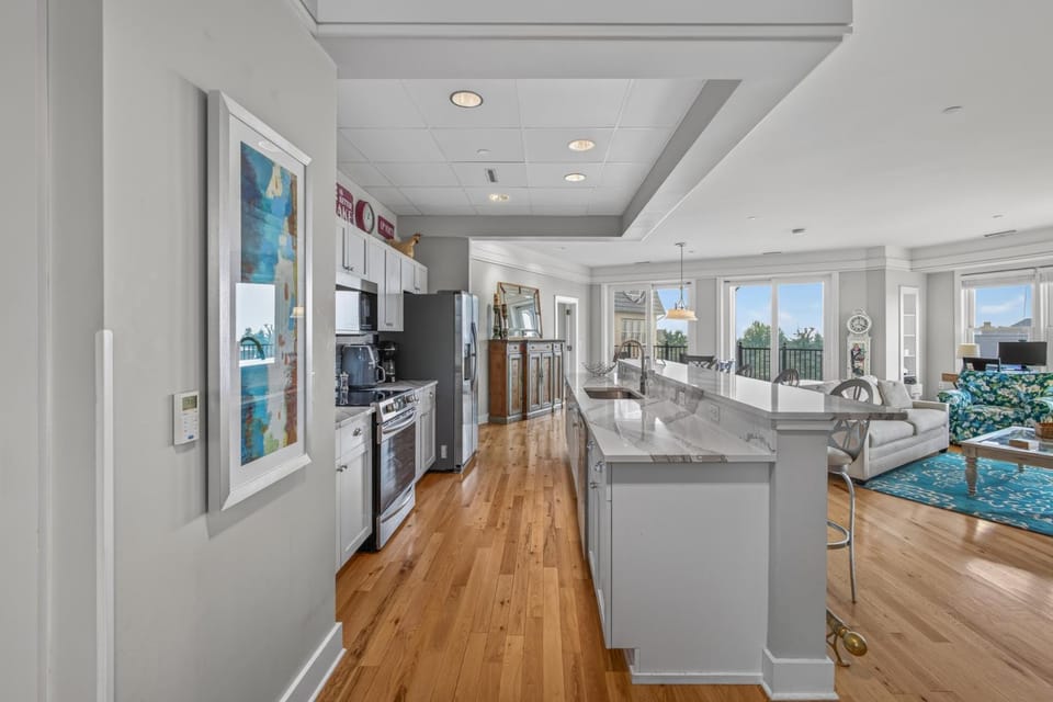 3BR lake-view condo with pool, hot tub, fireplace, and balcony. Apartment in Bay Harbor