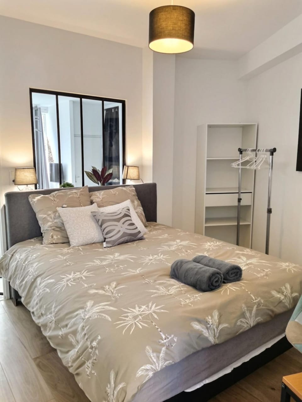 Bed, Bedroom, heating, towels