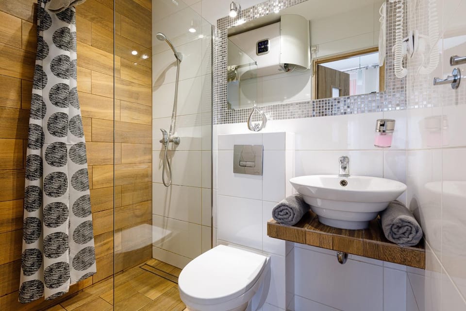 Shower, Toilet, Bathroom, towels